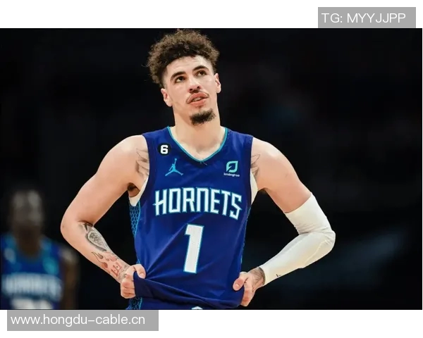 拉梅洛鲍尔上半场表现出色10投6中三分球命中率高达50贡献17分4篮板2助攻4抢断