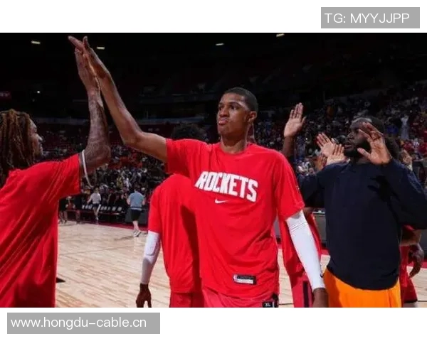 贾巴里史密斯日常穿搭引发关注时尚风潮致敬小帅气质