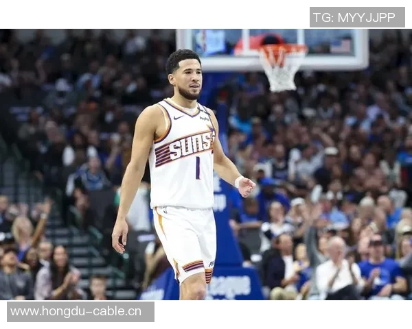 布克与中文布克合影互动投篮视频引发球迷热议 布克与中文布克合影互动投篮视频引发球迷热议