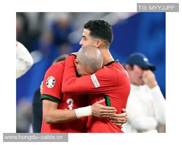 佩佩回忆初见C罗时光：17岁少年训练后啃苹果健身的故事