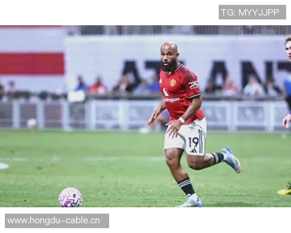 姆伯莫终于领奖英超10月最佳球员奖杯落入手中 姆伯莫终于领奖英超10月最佳球员奖杯落入手中