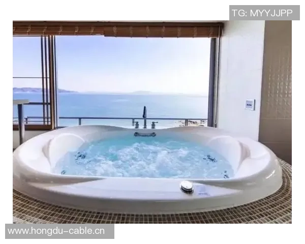 女主持调侃按摩浴缸情趣皮尔斯幽默回应家中无此奢侈品