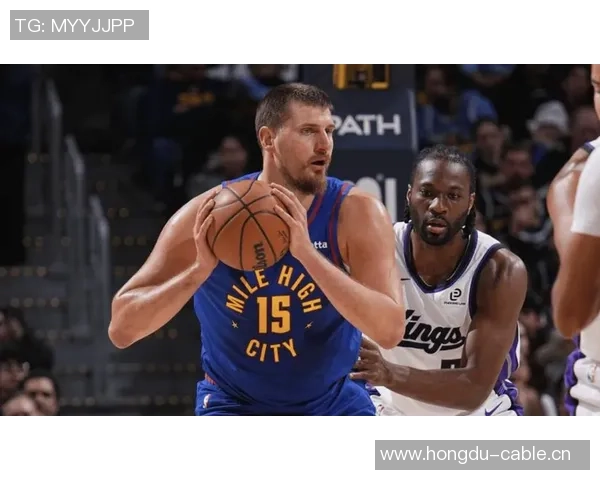 约基奇倒下后昔日好友现身邪魅一笑引发赛场风波 约基奇倒下后昔日好友现身邪魅一笑引发赛场风波