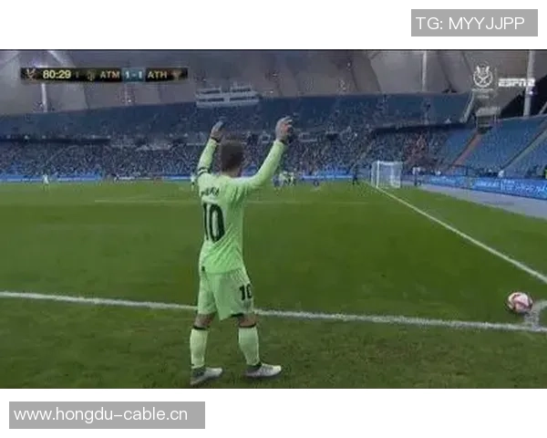 皮尔斯夜店偷瞄性感美女的紧张瞬间只需半秒钟的转头反应