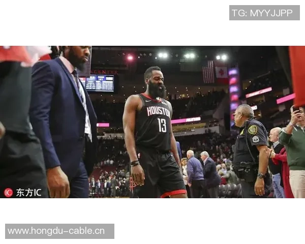 火箭客战鹈鹕登机照曝光KD羽绒服气质出众电风扇随队征战 火箭客战鹈鹕登机照曝光KD羽绒服气质出众电风扇随队征战