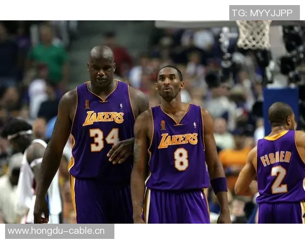 谢里夫奥尼尔特意前来致敬科比叔叔与雕像合影留念